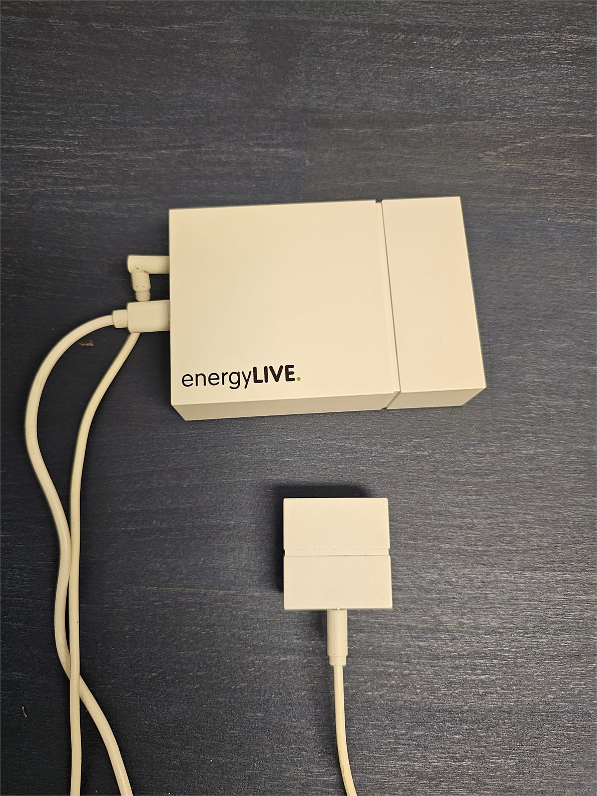energyLIVE-Gerät von smartENERGY mit angeschlossenem Smart-Meter-Lesekopf