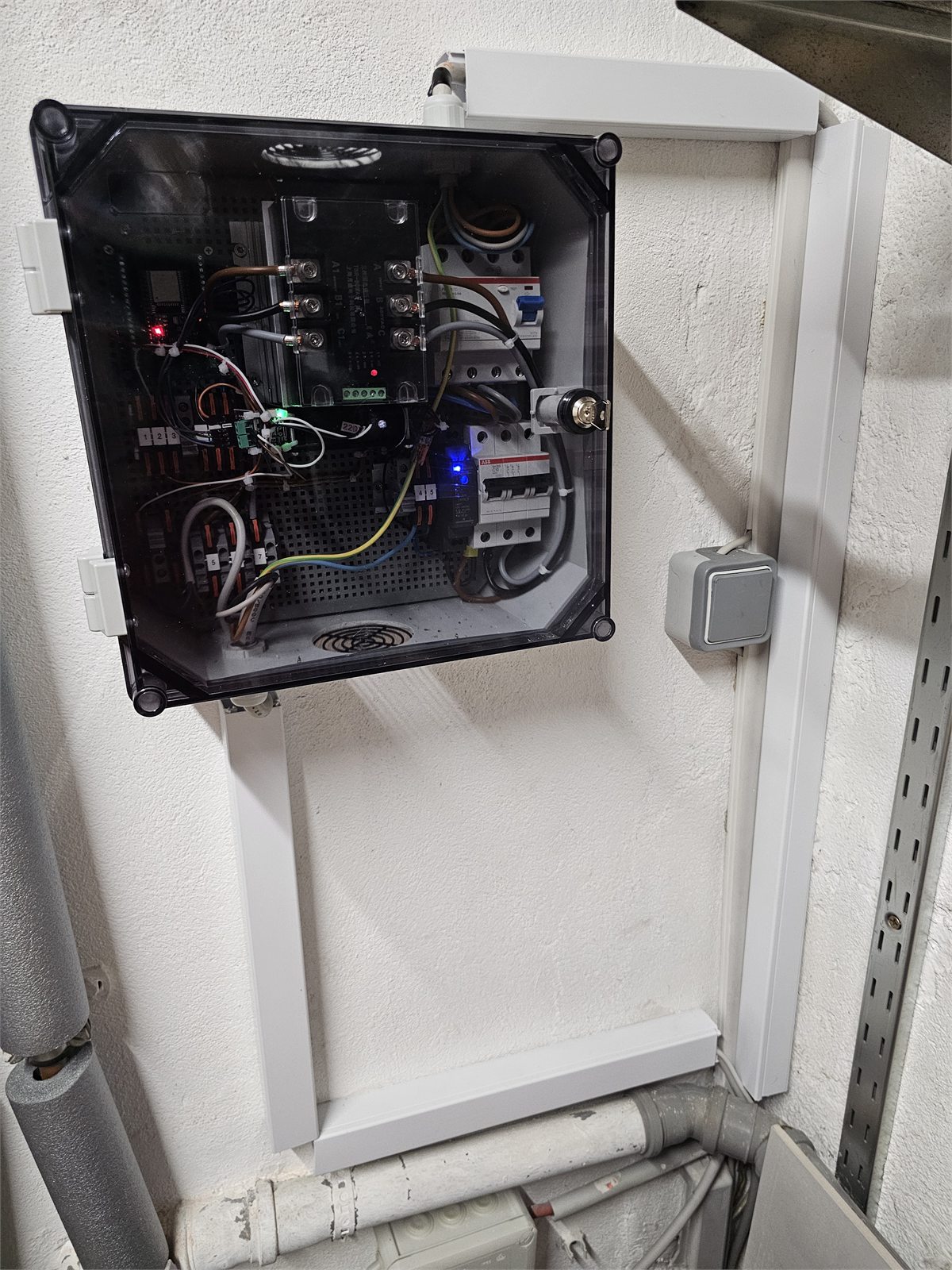Warmwasseranlage mit montierter Heizstabsteuerung