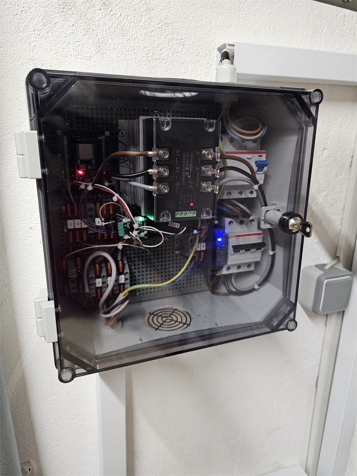 Montierter Steuerkasten mit transparenter Abdeckung